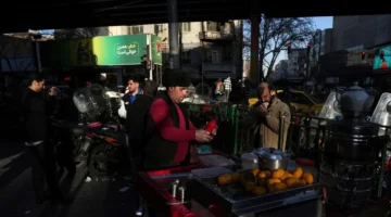 انهيار الريال يحرم الإيرانيين من أساسيات الغذاء اليومية